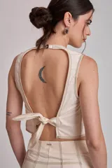 Blusa marrón sin mangas con pespuntes en contraste.