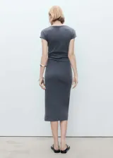 Vestido midi gris de corte ajustado, con cuello redondo y mangas cortas.