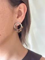 Aros de plata con forma circular y cuentas de vidrio facetadas de color rosa y fucsia.