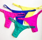 Colaless ajustable en colores variados, con tiras regulables para un ajuste personalizado.