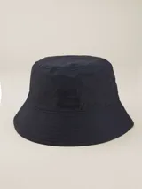 Gorro tipo bucket de tela color azul marino con logo bordado en el frente.
