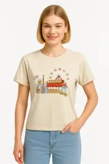 Remera color beige de algodón con estampado de un parque de diversiones.