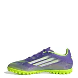 Championes de fútbol Adidas F50 Club para césped sintético. Diseño en tonos violeta y verde neón con detalles en blanco.