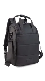 Mochila matera confeccionada en tela impermeable color beige, diseñada con dos compartimientos independientes para el kit de mate y objetos personales. Cuenta con bolsillos internos, asas de mochila acolchadas, asa de mano superior y una correa ajustable extraíble para llevar al hombro.