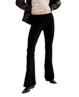 Pantalón negro de tiro alto, corte ajustado hasta la rodilla y campana en el bajo (flare). Confeccionado en tejido de terciopelo con patrón en chevron en relieve.