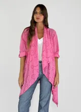 Camisola color rosado con calados circulares, mangas 3/4 con trabilla y cuello cascada.