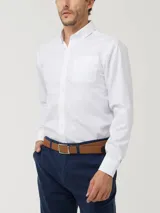 Camisa de vestir blanca de algodón, corte moderno ajustado al cuerpo, con cuello abotonado, manga larga, bolsillo en el pecho y pinzas en la espalda.