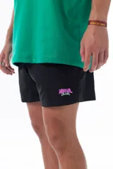Short de baño negro con logo estilo vintage de la marca Vernal Club en colores neón.