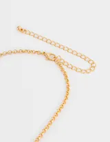Collar corto dorado con cadena de eslabones y dijes colgantes: candado, llave, dije circular con strass y dije circular rosa.