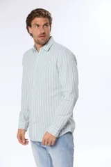 Camisa de lino color beige con rayas verticales blancas, corte slim fit y mangas largas.