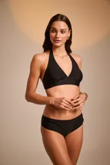 Conjunto de bikini con estampado animal print, compuesto por un corpiño triangular con tiras finas y una bombacha tipo short.