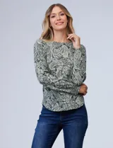 Remera de modal estampado en tonos púrpuras, con cuello a la base y manga larga, de terminación redondeada.