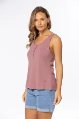 Musculosa color rosa viejo con cuello en V, corte recto, bolsillo de parche en el pecho y cierre parcial con botones.