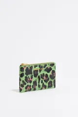 Monedero Bimba y Lola con estampado animal print en tonos verde, negro y rosa. Tiene cierre con cremallera dorada, logo de la marca en dorado y tarjetero interior.