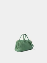 Bolso bowling Jacquemus Le Petit de ante verde con relieve de cocodrilo, cierre con cremallera bidireccional, bolsillo interior, bandolera ajustable y extraíble, y detalle de lazo.
