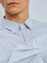 Camisa celeste con estampado a cuadrillé, de corte slim fit y manga larga.