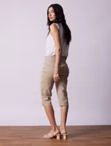 Bermuda color celeste en gabardina elastizada, marca Ruby Rd. Tiro medio, pretina ancha elastizada, bolsillos delanteros simulados y bolsillos traseros aplicados.