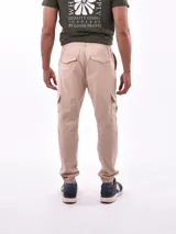 Pantalón jogger cargo color verde militar con cintura elástica ajustable con cordón, bolsillos laterales y bolsillos cargo con solapa en los muslos.