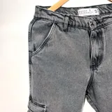 Pantalón jean gris oscuro con efecto lavado, corte holgado, bolsillos laterales tipo cargo con fuelle y doble bolsillo con solapa.