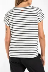 Remera blanca con rayas horizontales negras, de algodón y corte al cuerpo.