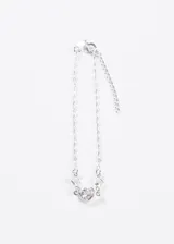 Pulsera de plata 925 hipoalergénica con cadena forcé. Presenta un dije central de corazón grande facetado y dos dijes laterales de corazones pequeños facetados, todos engastados con circonias.