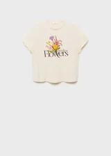 Remera negra de algodón con cuello redondo y mangas cortas. Estampado frontal con la frase "Evolve & Grow" y diseño de mariposas en color blanco.