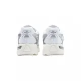 Championes New Balance modelo ML725CG, color blanco con detalles en plateado y logo "N" en negro.