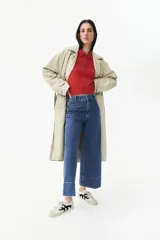 Jeans de pierna ancha en denim de algodón con leve stretch, tiro alto, corte holgado de muslo a bajo, largo cropped y bolsillos de parche atrás.