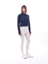Calza larga gris claro melange, de tiro alto y corte ajustado.