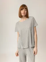 Remera gris de punto con cuello redondo y mangas cortas.
