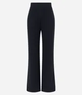Pantalón negro de punto, modelo wide leg, con cintura elástica y superficie lisa.