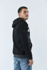 Campera con capucha color marrón, azul y blanco, con cierre frontal y bolsillos tipo canguro.