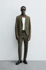 Pantalón de vestir azul marino, de corte slim fit, con bolsillos laterales y traseros de vivo con botón. Se ajusta a la cintura con cierre frontal con cremallera y botón.