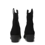 Botas texanas de mujer color negro, con caña media y diseño de costuras decorativas características del estilo cowboy. Poseen taco cuadrado de altura media y punta redondeada, confeccionadas en material sintético con acabado tipo gamuza.