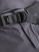 Pantalón chino de corte slim color gris, con cinturón negro con hebilla metálica con el logo de la marca. Confeccionado con al menos un 50% de algodón orgánico certificado.