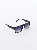 Lentes de sol negros con lentes degradados en tonos morados.
