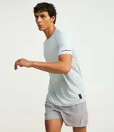 Remera deportiva celeste de poliéster y elastano, con cuello redondo, mangas cortas y tecnología dry fit.