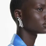 Aros largos colgantes con forma de cascada, con cristales transparentes de talla cuadrada y pera, engarzados en montura plateada.