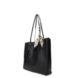 Cartera tote beige de cuero sintético con doble asa de cuero marrón y pañuelo decorativo atado a una de las asas.