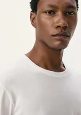 Camiseta negra de manga larga con cuello redondo.