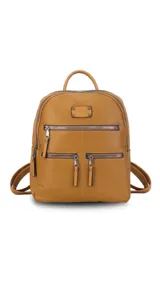 Mochila negra de símil cuero con apertura superior doble con cierres individuales. Bolsillos al frente con cierres metálicos, uno principal de mayor capacidad y dos pequeños. Correas largas a tono regulable con hebillas.