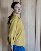 Sobrecamisa de pana fino beige, con botones ocultos y diseño versátil para usar cerrada o abierta.
