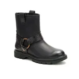 Bota de cuero negra con caña media, suela track y correa decorativa con hebilla metálica.