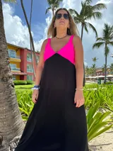 Vestido largo de lycra, con parte superior fucsia y falda negra, ideal para el verano.