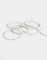 Set de seis pulseras rígidas plateadas, dos con glitter y cuatro con textura.