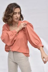 Camisa color salmón de muselina 100% algodón, con escote en V, mangas abullonadas 3/4 y cierre frontal con botones de madera.