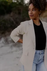 Blazer color crudo confeccionado en lino italiano. De corte relajado, con un único botón frontal y simulación de bolsillos.