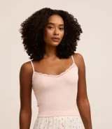 Blusa de pijama blanca de bretel fino con encaje en el escote y textura acanalada.