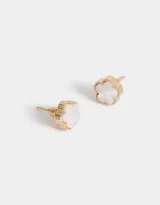 Par de aros pasantes con forma de flor negra esmaltada y borde dorado.