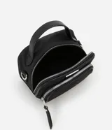 Bandolera negra de formato rectangular con textura capitoneada, correa ajustable, bolsillo externo y cierre de cremallera.